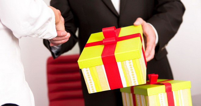 <p>Подарки дороже 3000 рублей чиновники могут оставить себе</p>