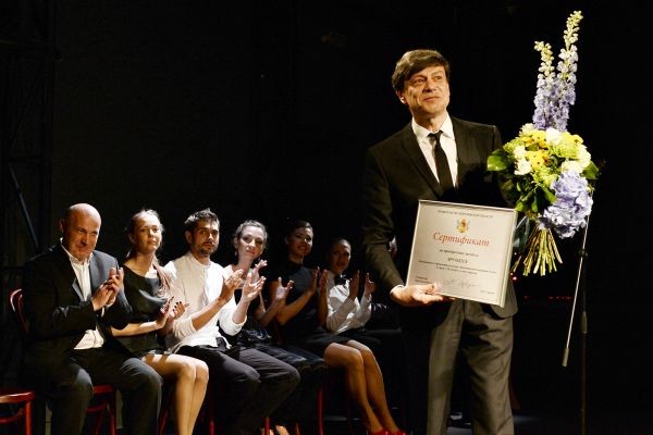 В подарок на свое двадцатилетие Камерный театр получил премию и автобус