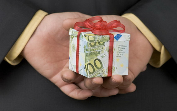 <p>Подарки дороже 3000 рублей чиновники могут оставить себе</p>