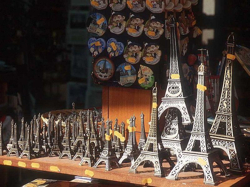 Сувениры из парижа: что привезти на родину на память о французской столице?
