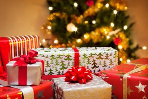 Какие новогодние подарки обрадуют близких людей?