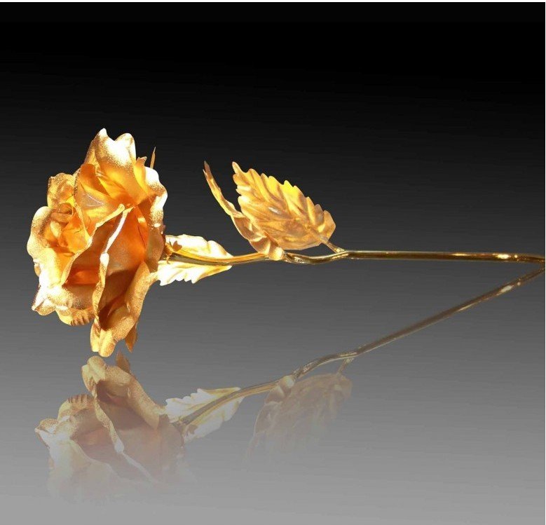 Оригинальный подарок женщине на 8 марта: золотая роза