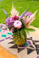 Мастер класс: композиция из живых цветов в вазе из ананаса