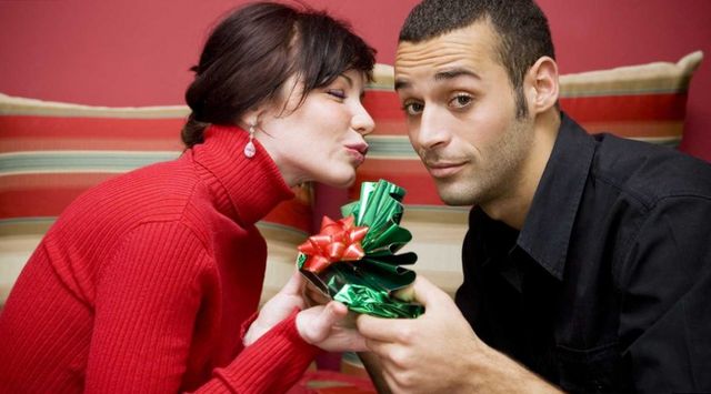 Как придумать подарок мужу из командировки?