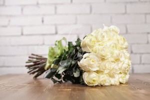 Когда и кому принято дарить букеты цветов из белых роз